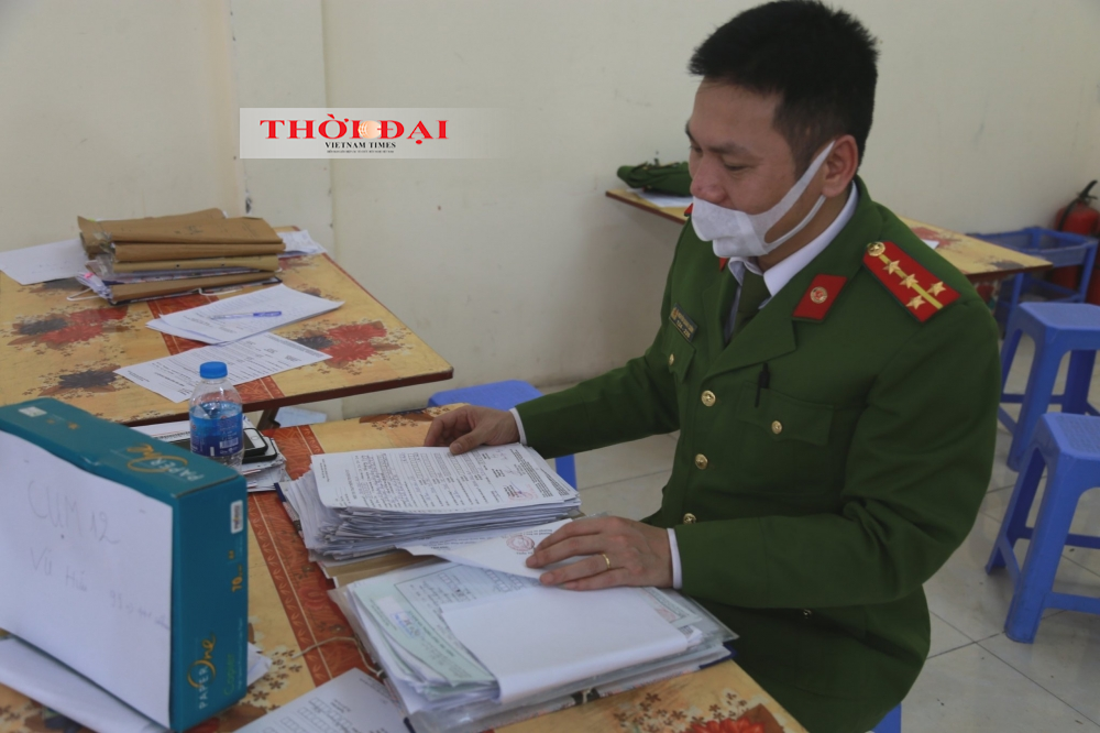 Tấp nập người dân đi làm CCCD gắn chíp: Đông nhưng không xô bồ