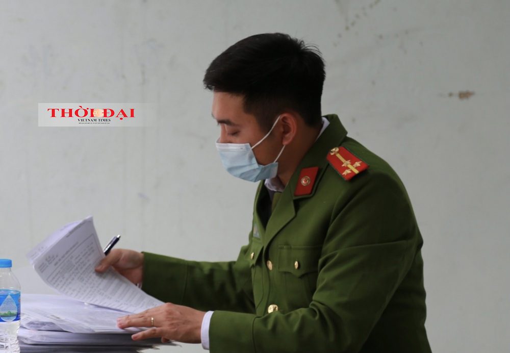 Tấp nập người dân đi làm CCCD gắn chíp: Đông nhưng không xô bồ