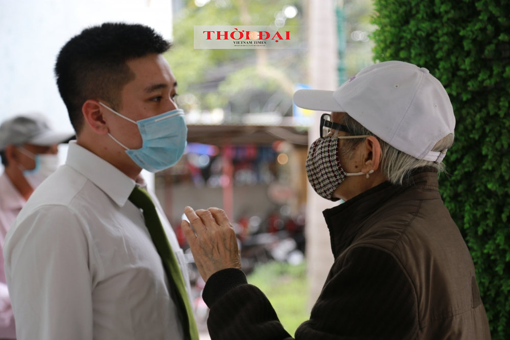 Tấp nập người dân đi làm CCCD gắn chíp: Đông nhưng không xô bồ