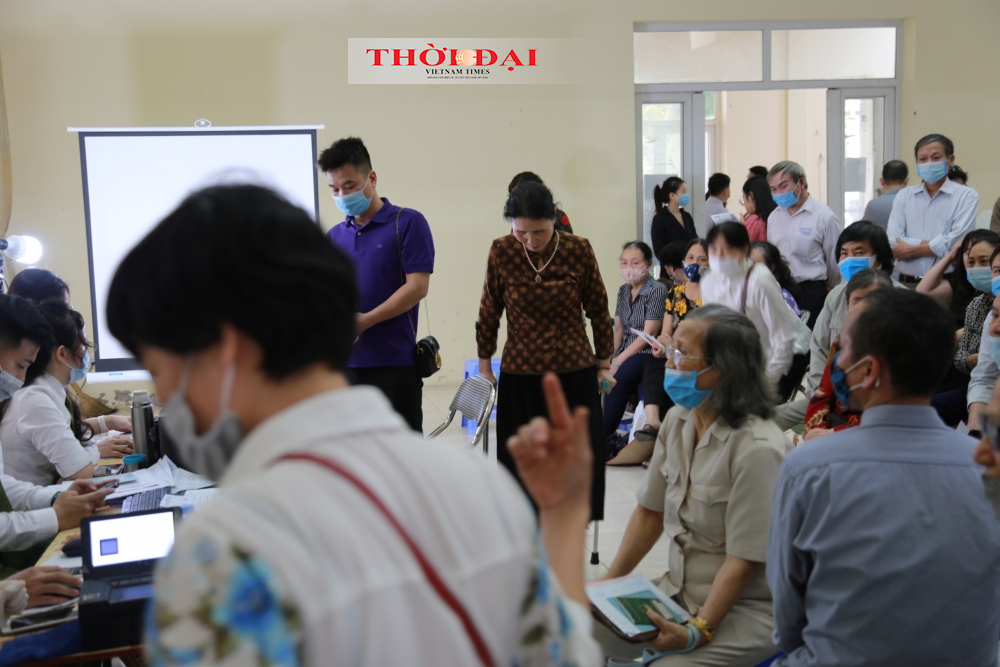 Tấp nập người dân đi làm CCCD gắn chíp: Đông nhưng không xô bồ