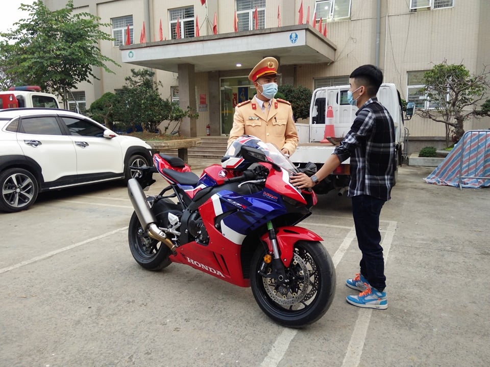 "Quái xế" trên Đại lộ Thăng Long không có bằng lái A2 nhưng vẫn chạy xe 299km/h?