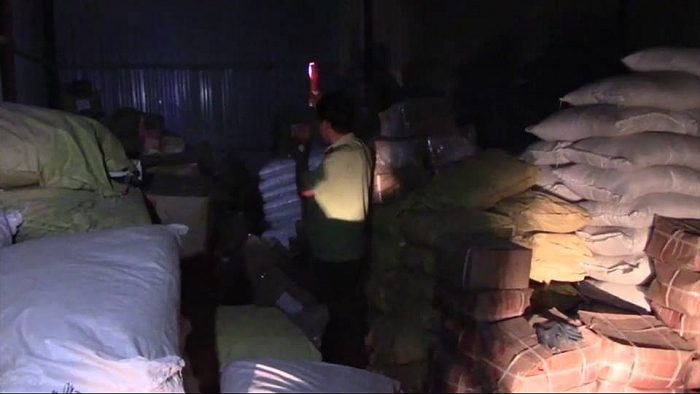 Phát hiện 3 tấn phụ gia “bẩn” dùng để chế biến bim bim, bánh kẹo phat hien 3 tan phu gia ban dung de che bien bim bim banh keo