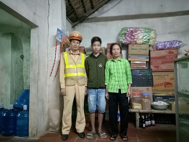 csgt ha noi khuyen bao be trai 14 tuoi bo nha ve voi gia dinh
