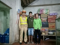 csgt ha noi khuyen bao be trai 14 tuoi lang thang ve voi gia dinh