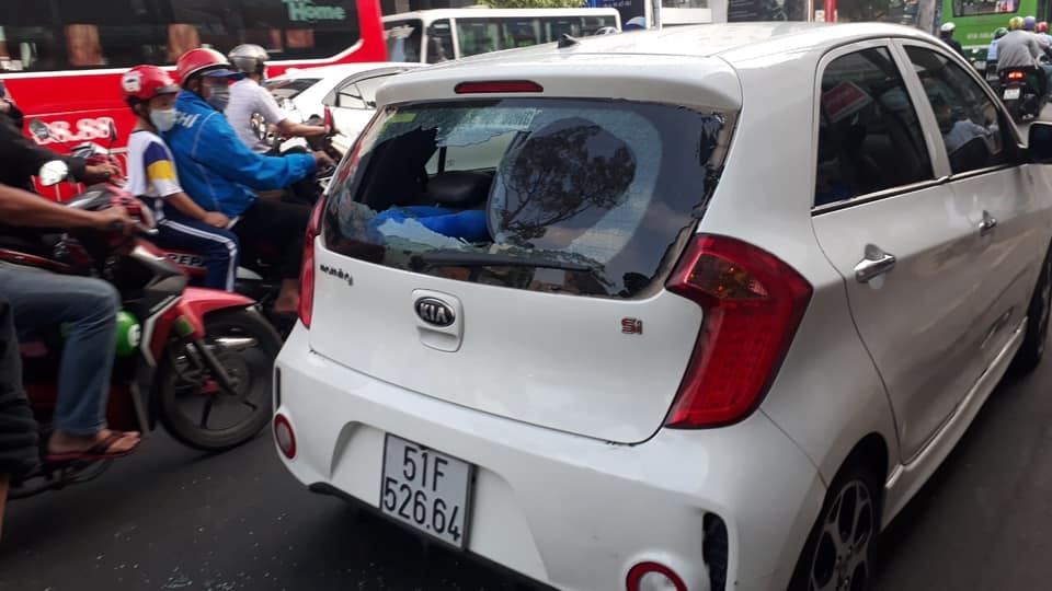 Thanh niên hổ báo dùng gậy đập liên tiếp vào 2 ô tô gây hư hỏng nặng