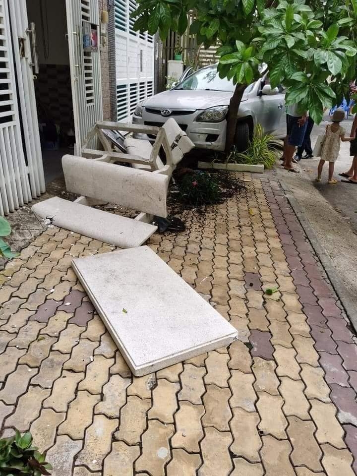 Nữ tài xế đạp nhầm chân ga tông trúng 2 mẹ con