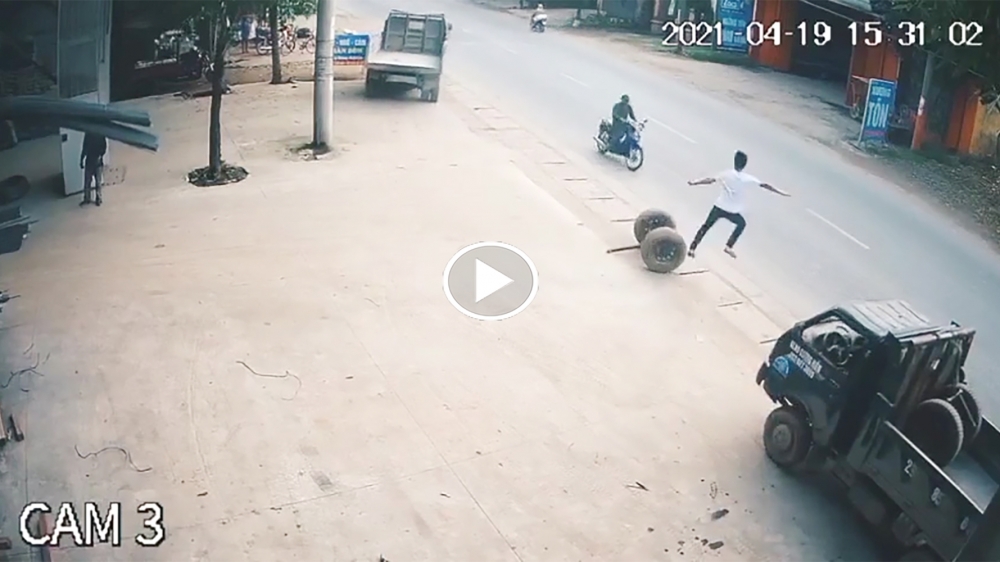 Nam thanh niên cứu người đi đường 