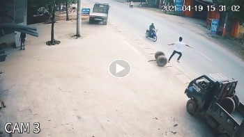 nam thanh nien cuu nguoi di duong thoat hiem trong gang tac