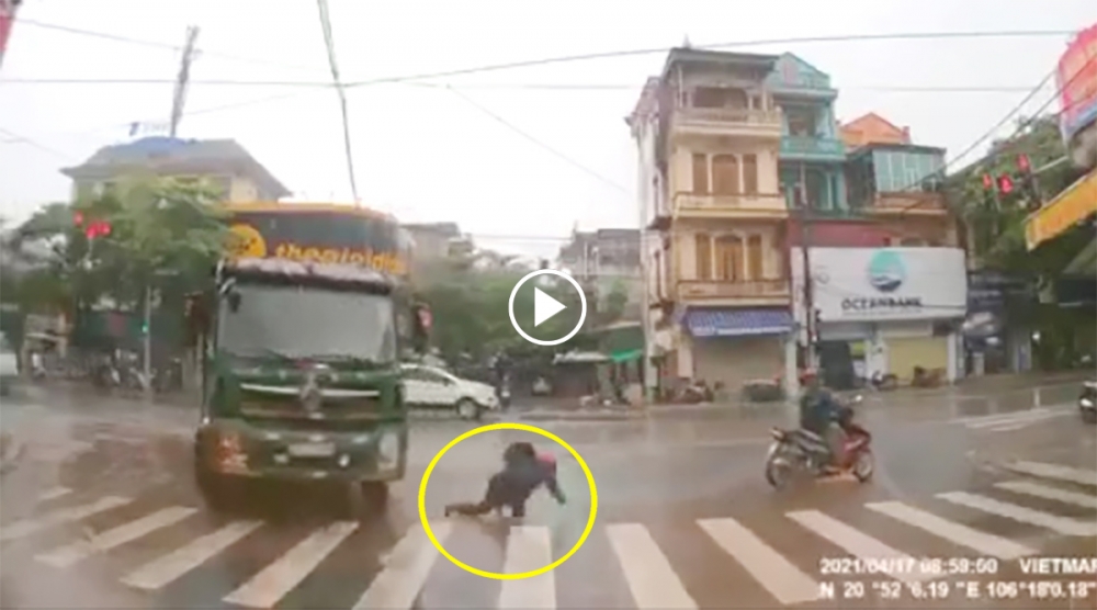 Ngã trước đầu xe Ben, thanh niên thoát nạn trong gang tấc