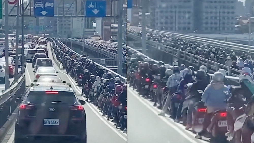 Gặp cảnh ùn dài, ô tô và xe máy vẫn xếp hàng ngay ngắn