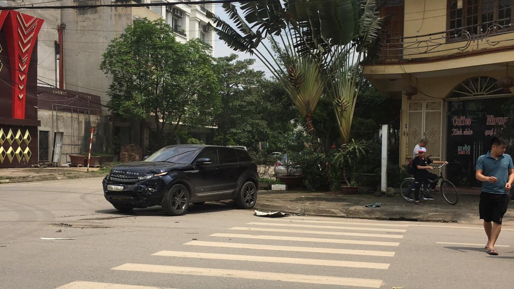 Xe sang Range Rover tông Taxi, 4 người thương vong