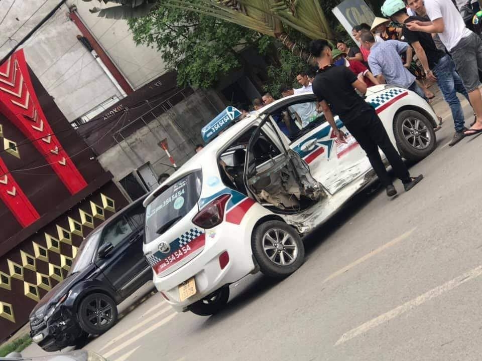 Xe sang Range Rover tông Taxi, 4 người thương vong