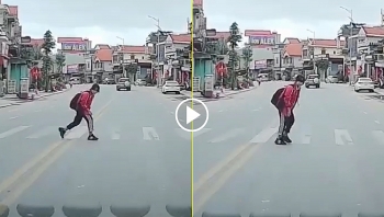 Nét đẹp văn hoá giao thông: Nữ học sinh cúi đầu cảm ơn tài xế nhường đường