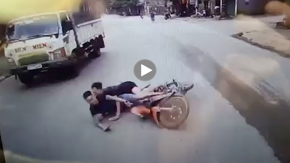 Hai thanh niên phóng nhanh vượt ẩu, lao xe thẳng vào gầm ô tô