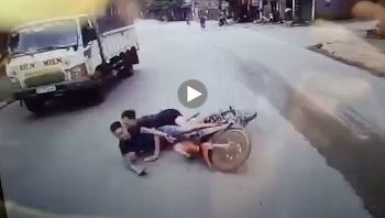 Hai thanh niên phóng nhanh vượt ẩu, lao xe thẳng vào gầm ô tô