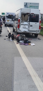 "Người đàn ông thép" đấm móp đuôi ô tô trên cao tốc