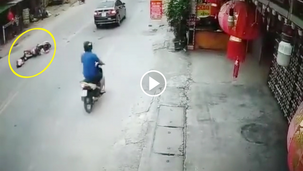 Ô tô dừng đột ngột khiến 2 nữ sinh gặp nạn thương tâm