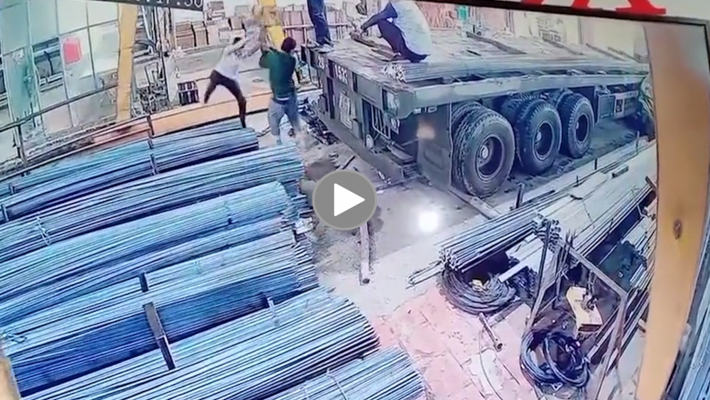 Đồng nghiệp phản ứng nhanh, cứu bạn thoát nạn trong gang tấc