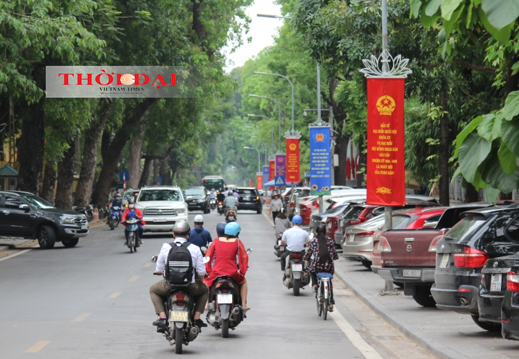 Hà Nội tràn ngập băng rôn, biểu ngữ chào mừng bầu cử đại biểu Quốc hội khóa XV và đại biểu HĐND các cấp nhiệm kỳ 2021-2026