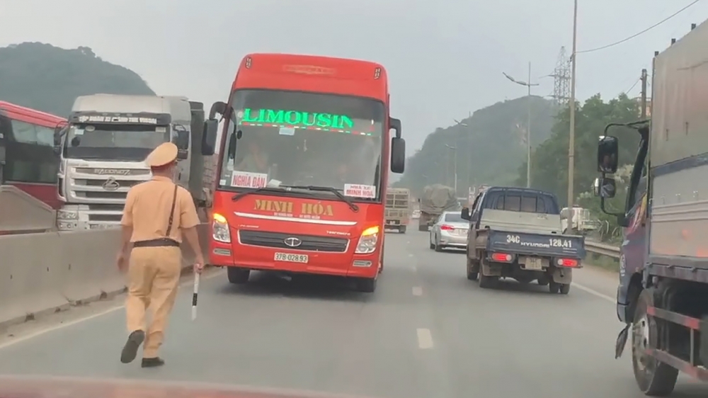 Đụng phải CSGT, xe giường nằm đi 
