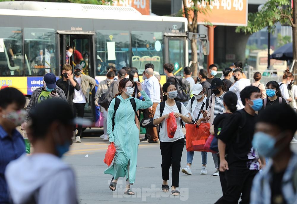 Giao thông ùn tắc kéo dài vào chiều ngày đi làm cuối cùng trước kỳ nghỉ lễ 30/4-1/5