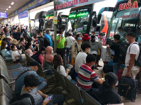 Giao thông ùn tắc kéo dài vào chiều ngày đi làm cuối cùng trước kỳ nghỉ lễ 30/4-1/5