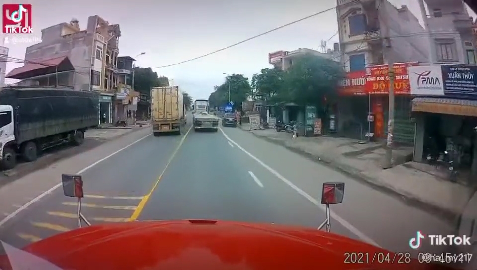 Hai container rượt đuổi, kèn cựa nhau giữa đường bất chấp nguy hiểm