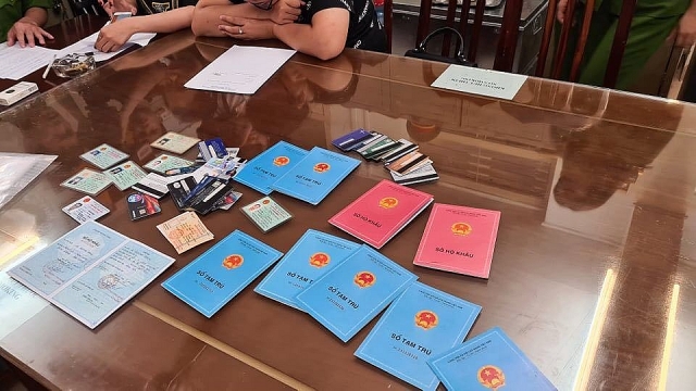 Bóc gỡ ổ nhóm 9x chuyên làm giấy tờ giả để chiếm đoạt tiền ngân hàng boc go o nho m 9x chuye n la m gia y to gia de chie m doa t tie n nga n ha ng