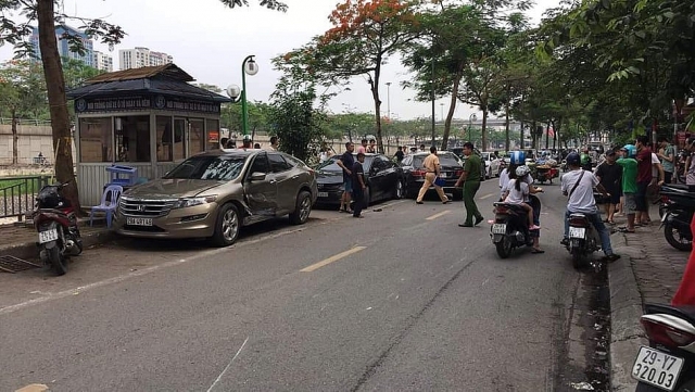 “Xe điên” đâm hàng loạt phương tiện trên phố Quan Hoa xe die n da m ha ng loa t phu o ng tie n tre n pho quan hoa