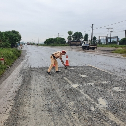CSGT vá đường giúp dân đi lại an toàn