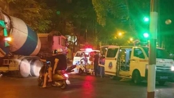 Hà Nội: Hai thanh niên đi xe máy không biển số nhập viện sau va chạm với xe tải lúc rạng sáng