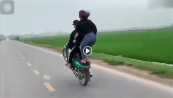 "Nữ quái" diễn đủ các tư thế lạ trong khi bạn trai "bốc đầu" xe