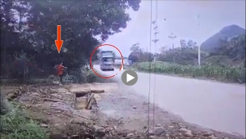 Thót tim cảnh bé gái đạp xe tạt đầu “tử thần”