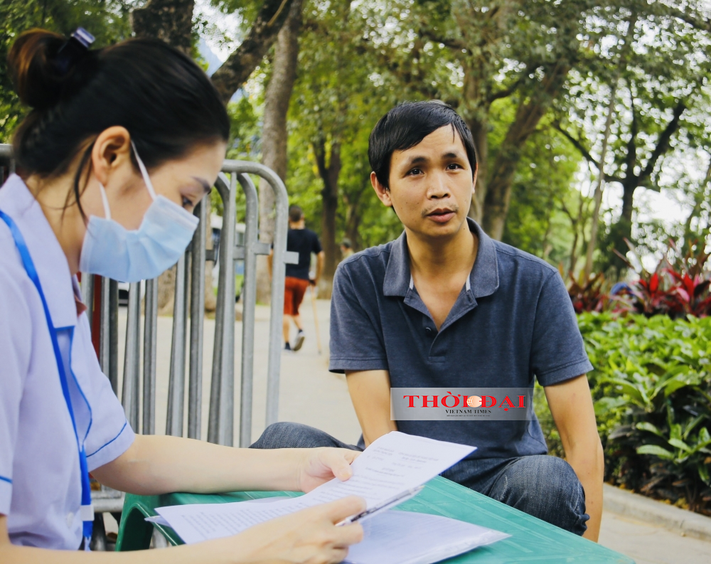 Hà Nội: Người nước ngoài ngỡ ngàng khi bị xử phạt vì không đeo khẩu trang