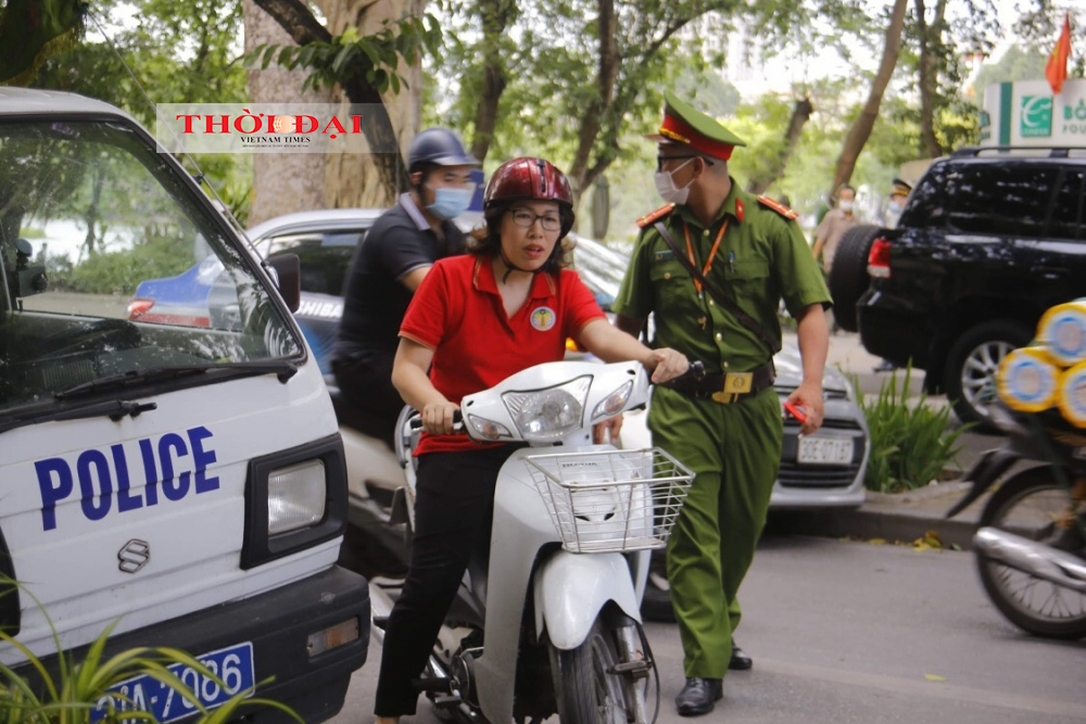 Hà Nội: Người nước ngoài ngỡ ngàng khi bị xử phạt vì không đeo khẩu trang