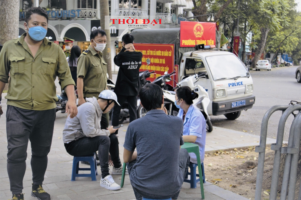 Hà Nội: Người nước ngoài ngỡ ngàng khi không đeo khẩu trang và bị xử phạt