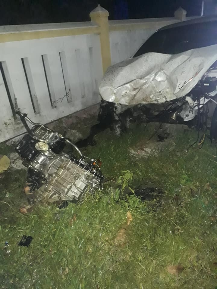 Vào cua mất lái, ô tô đâm đổ 2 cột điện, 1 nhà dân