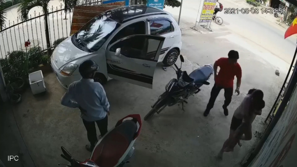 Ông bố giải cứu con nghịch ngợm để ô tô trôi tự do
