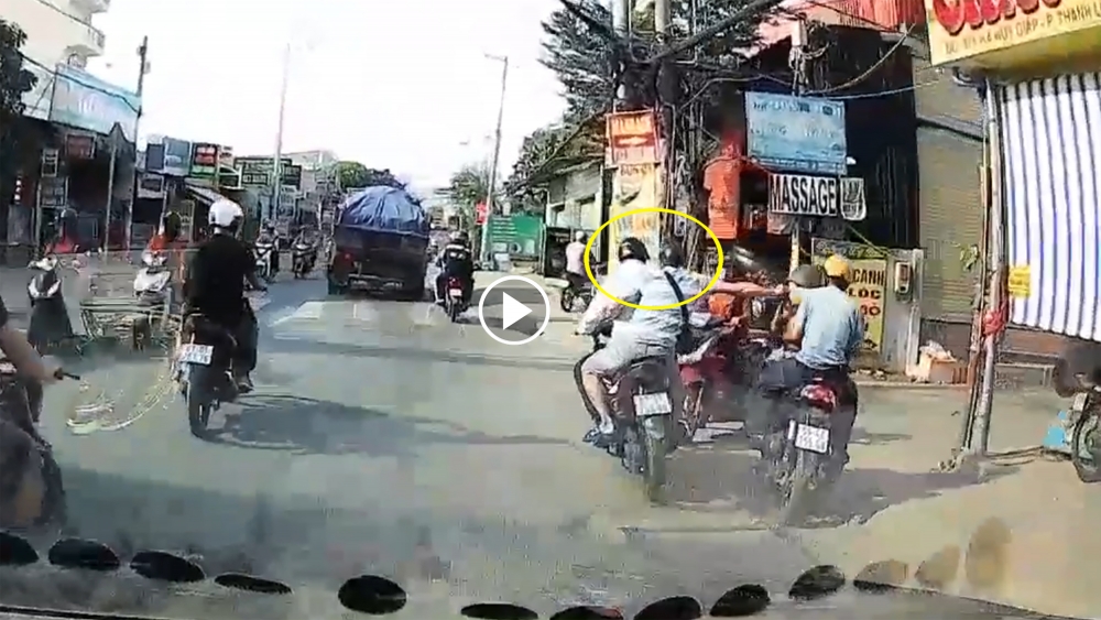 Hãi hùng cảnh cướp giật dây chuyền giữa ban ngày