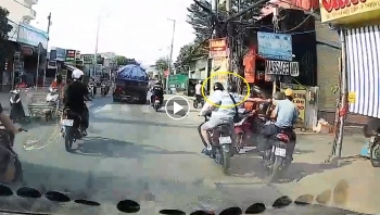 Hãi hùng cảnh cướp giật dây chuyền giữa ban ngày