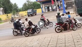 mau thuan 2 nu sinh keo hang chuc thanh thieu nien di hon chien