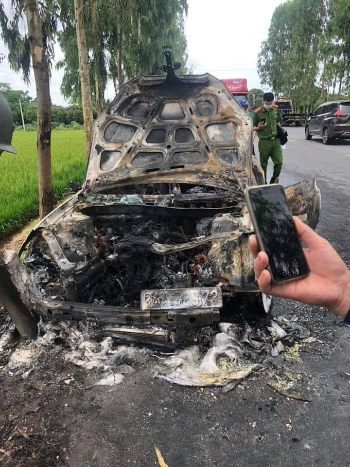“Siêu xe” cháy rụi, tài xế phải đi cấp cứu sau cú tông vào cọc tiêu