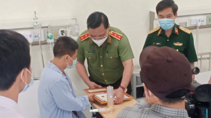 Tài xế bắt cướp bất ngờ và cảm thấy vinh dự khi nhận bằng khen