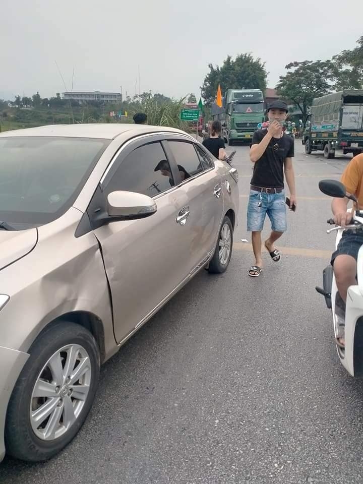 Va chạm với 2 xe ô tô, thanh niên đi xe máy... thiệt mạng