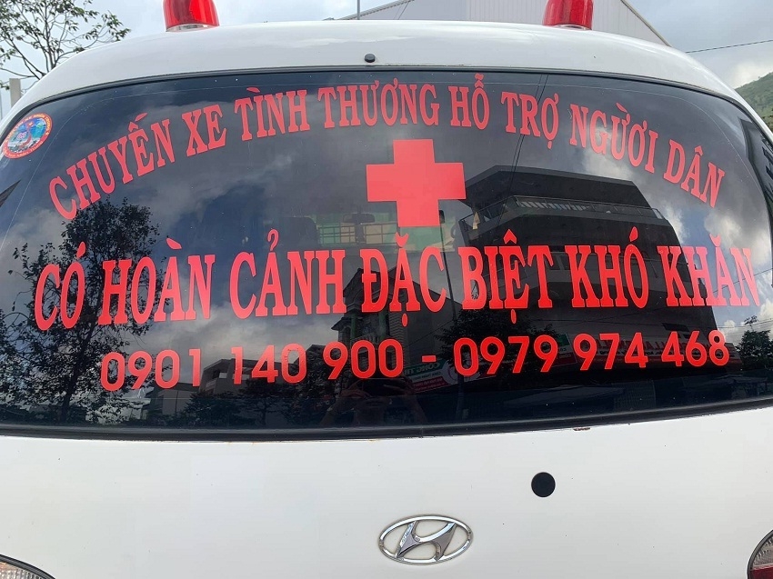 Năng lượng tích cực: Hàng dài ô tô cố nhường xe cứu thương đi qua đoạn đường tắc cứng