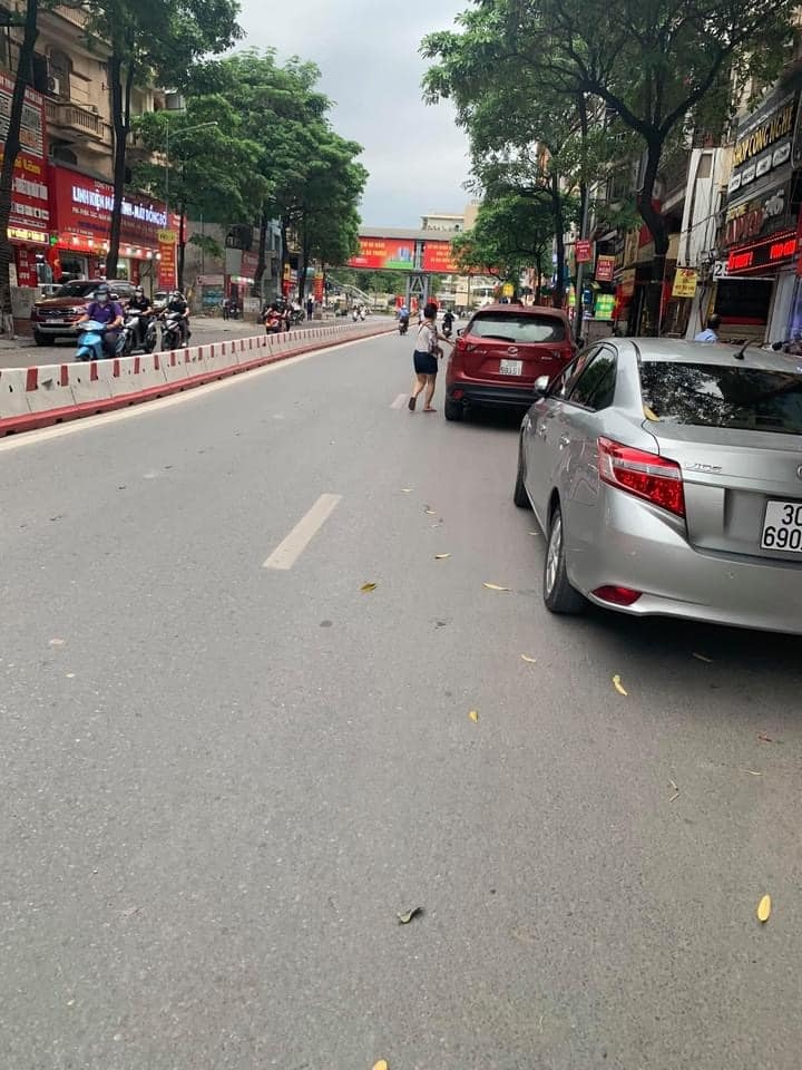Nữ tài xế Madaz CX5 tông móp sườn ô tô khác đang đỗ bên đường rồi bỏ đi