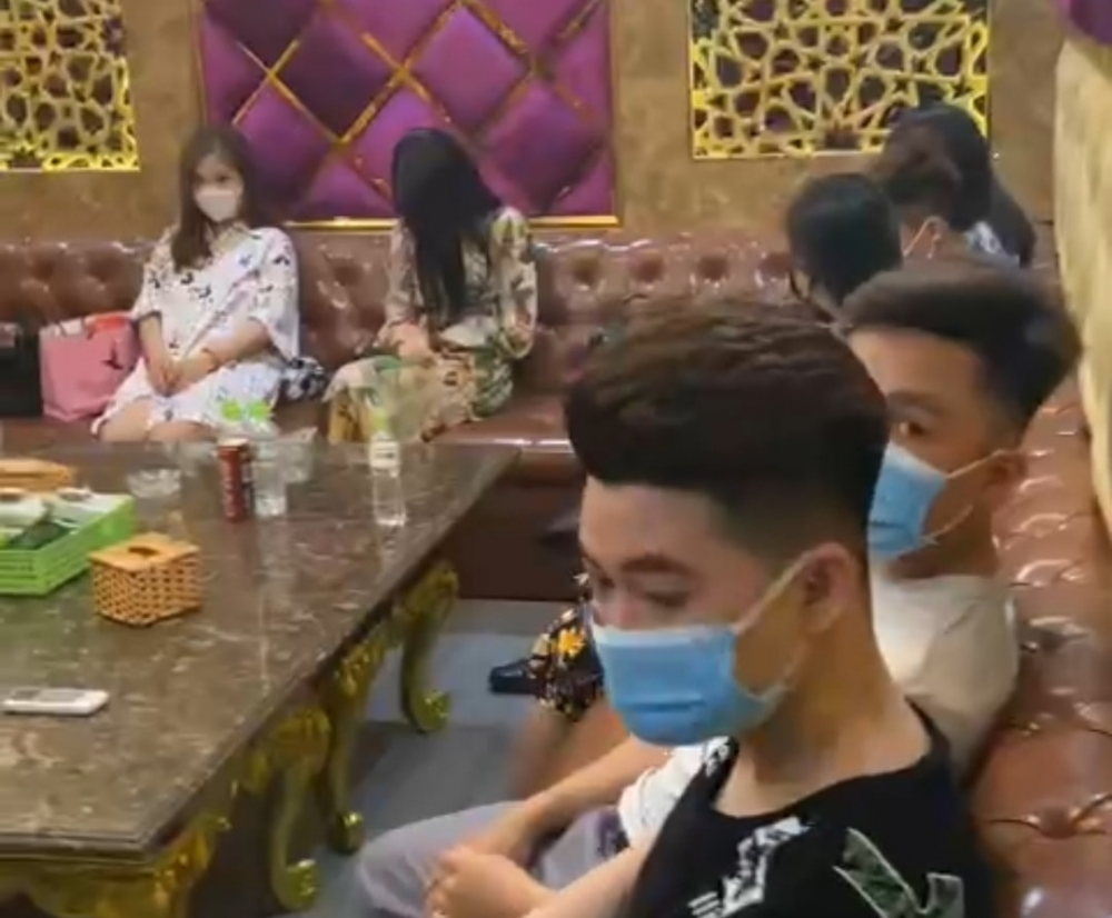 Bất chấp lệnh cấm, nhà hàng Itaewon vẫn tổ chức cho khách hát karaoke giữa mùa dịch
