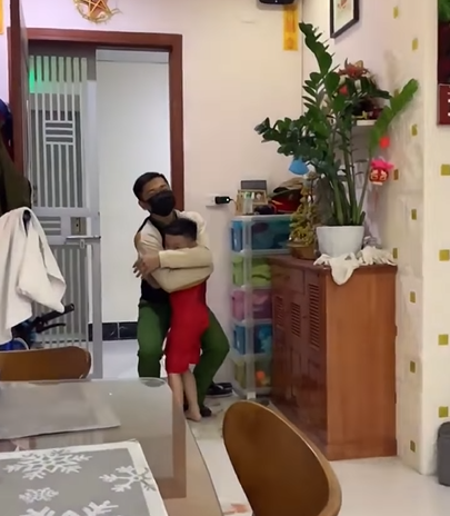 Năng lượng tích cực: Hạnh phúc vỡ òa của 2 em bé khi đón bố sau nhiều ngày chống dịch