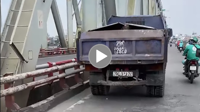 Chiếc xe tải làm vung vãi đá xây dựng ra cầu Chương Dương khiến nhiều người bức xúc