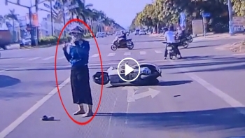 Tạt đầu ô tô rồi đi chậm, 